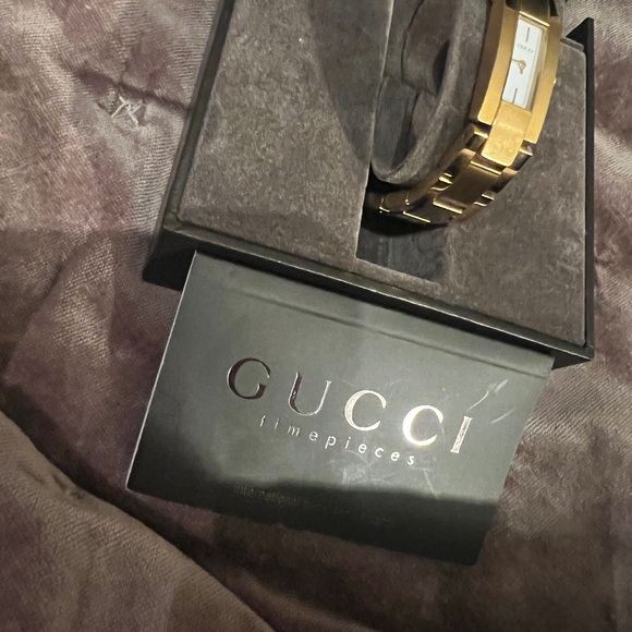 Gold Gucci Watch Vintage Mint Condition Authenticity Card and case - Picture 11 of 17